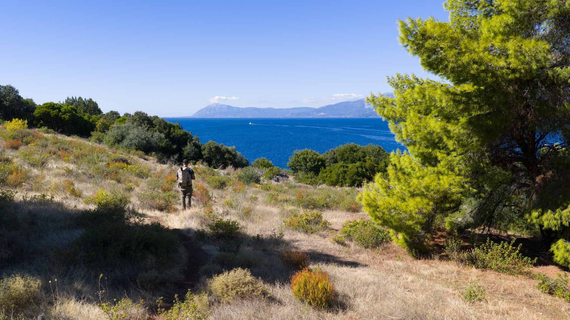 hiking-on-trizonia-islet