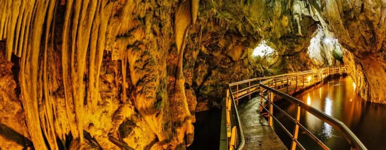 Cueva de los Lagos